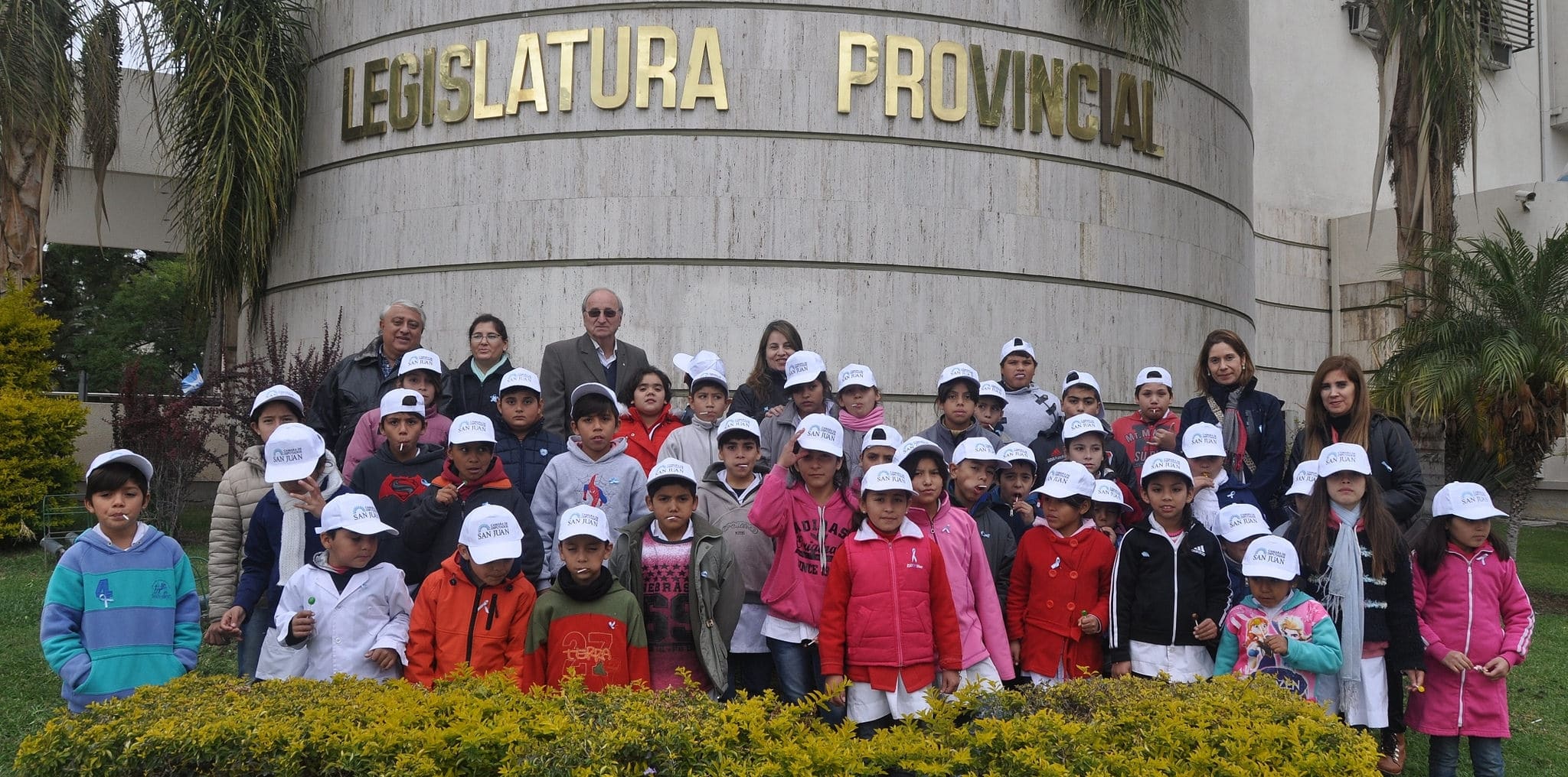 El diputado Rolando Cámpora junto a estudiantes y docentes de la escuela República de Perú. 