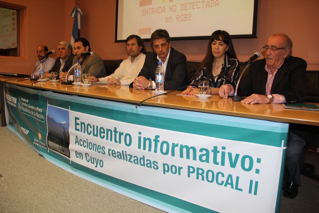 Mesa de autoridades presentes en la apertura del Encuentro Informativo sobre las acciones realizada por el PROCAL II en Cuyo. 