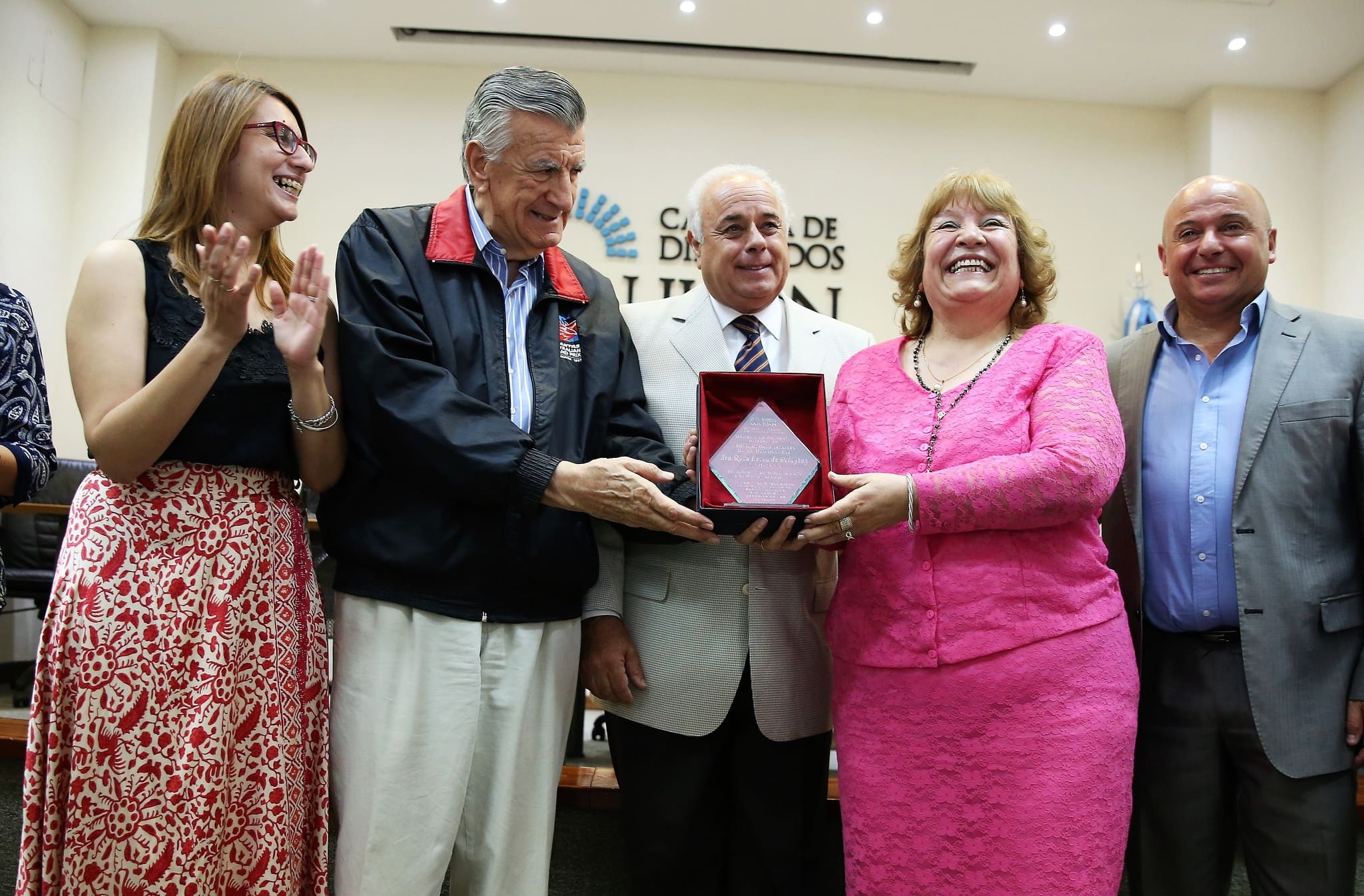 Entrega de distinciones a Legisladoras Madres de la Democracia. 