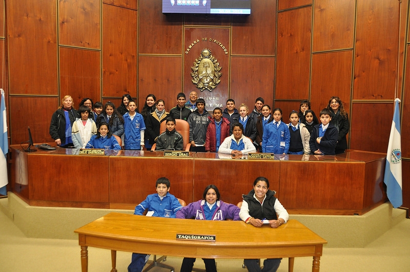 Alumnos de la escuela "Estanislao del Campo" presentes en el Recinto de Sesiones de la Legislatura Provincial. 