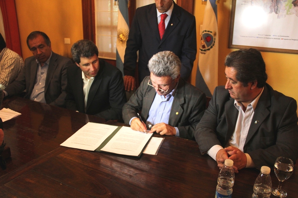 El intendente Garcés firma el convenio, que fue rubricado por el ministro Dante Elizondo y el vicegobernador Sergio Uñac.