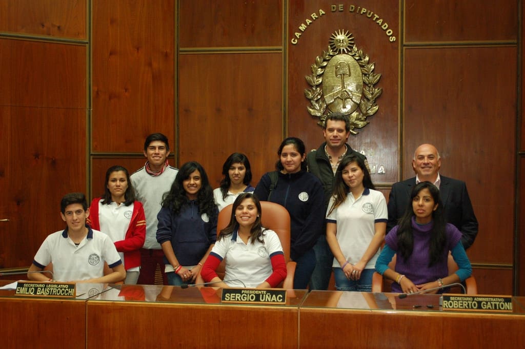 El diputado José Castro junto a estudiantes de la escuela Cacique Angaco presentes en la Legislatura. 