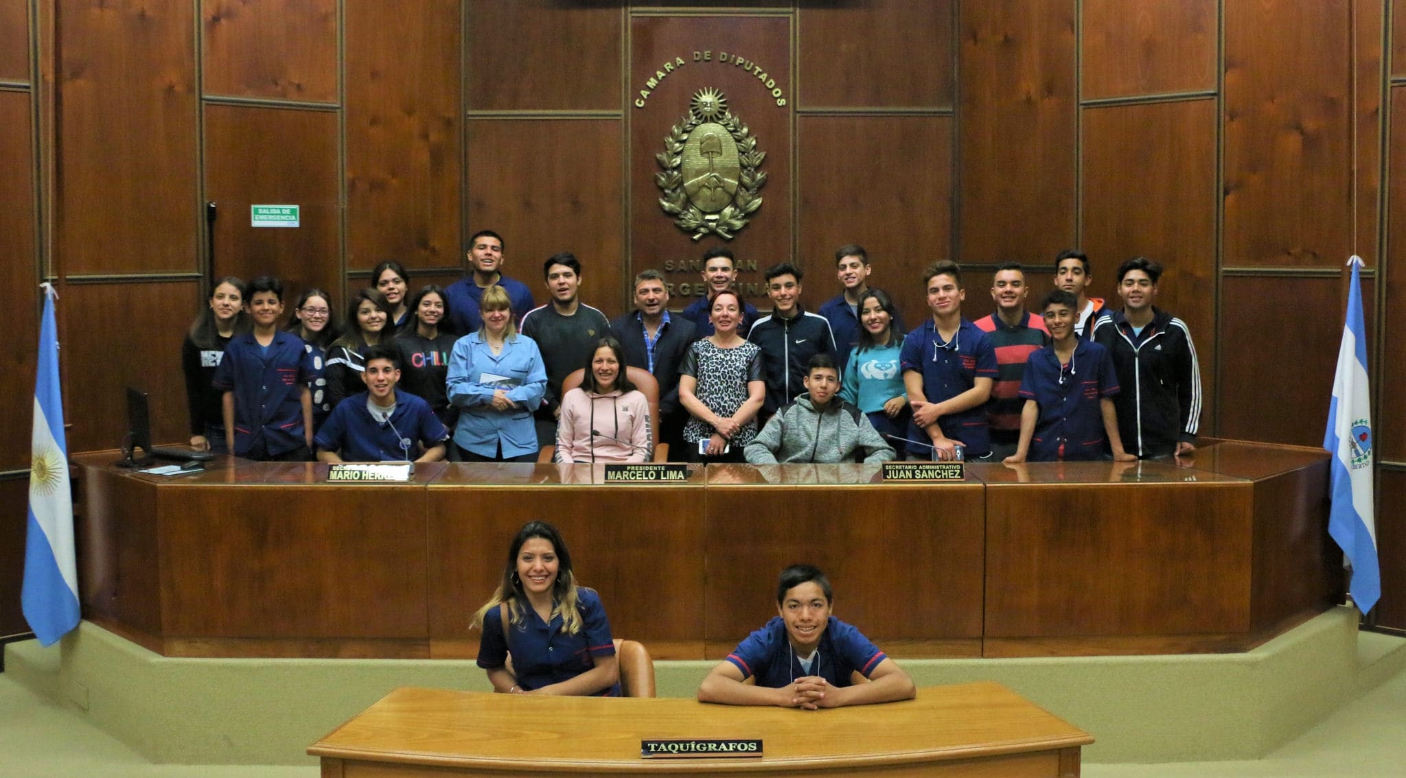 El diputado Andrés Chanampa junto a una Una delegación de alumnos y docentes de la escuela EGB III y Polimodal General San Martín en la Cámara de Diputados. 