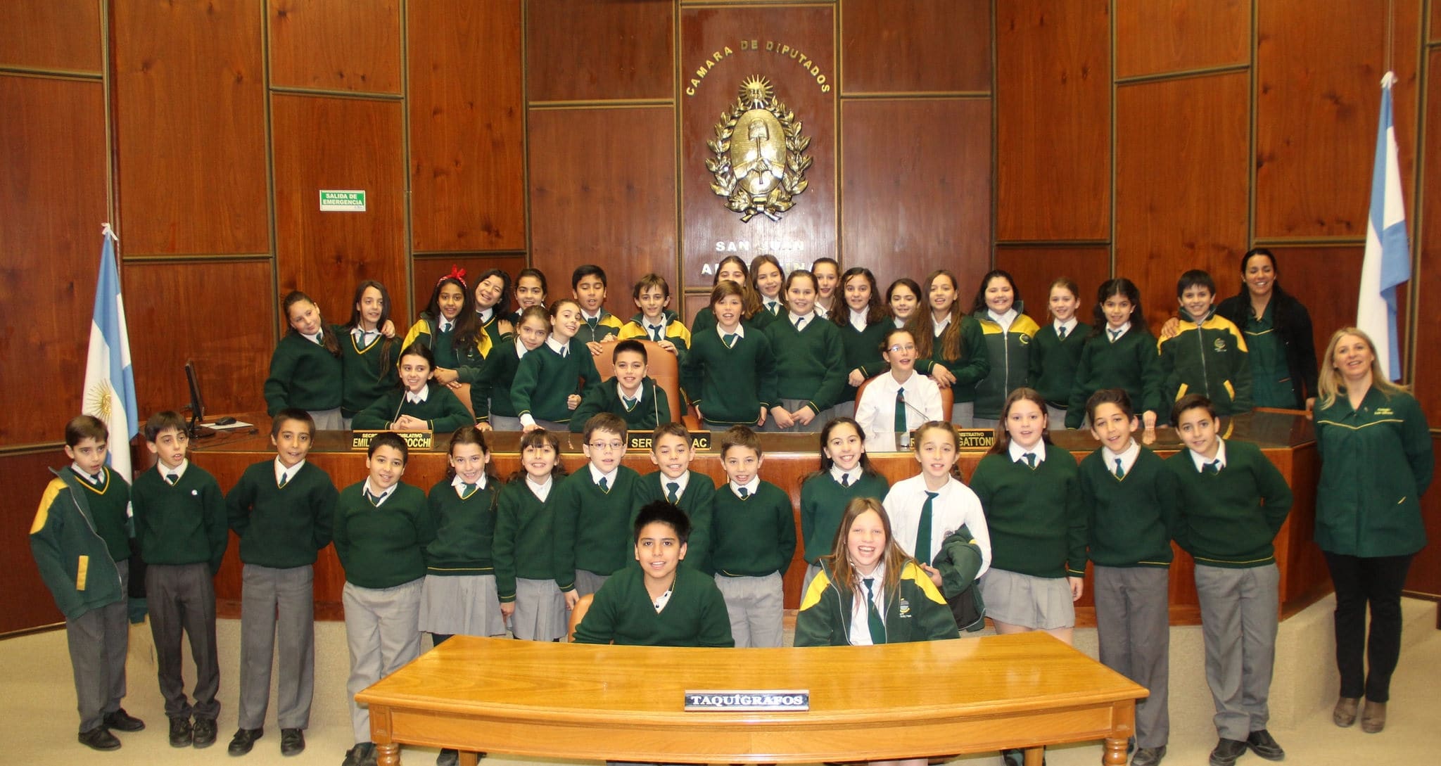 Alumnos y docentes del colegio "Los Olivos" presentes en la Legislatura.  
