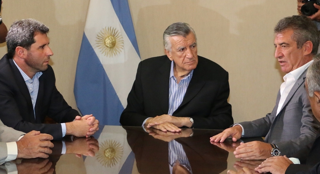 El Dr. Sergio Uñac, junto a los gobernadores, Ing. José Luis Gioja y D. Sergio Urribarri.