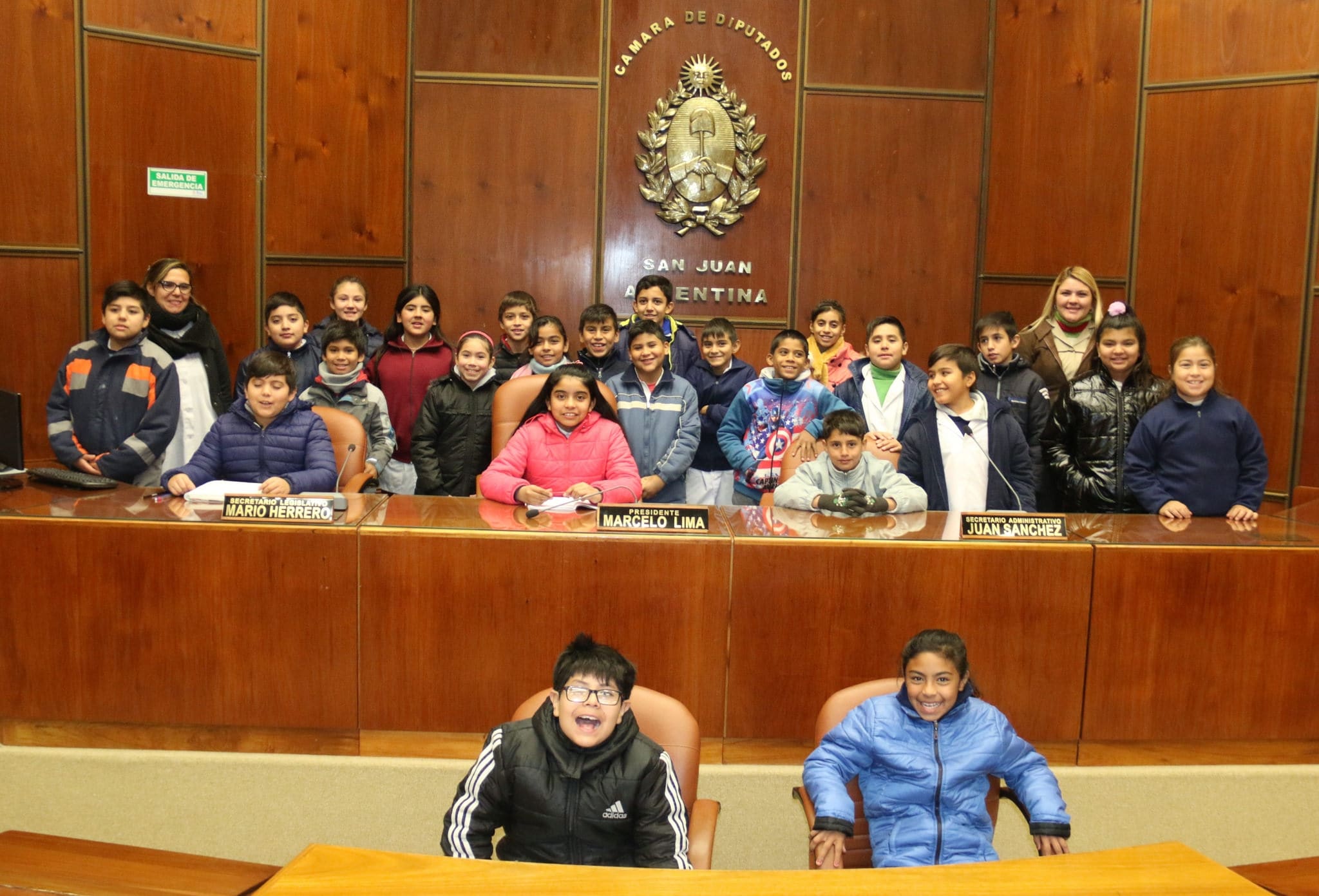 Estudiantes y docentes de la escuela "Presidente Avellaneda" en la Cámara de Diputados. 