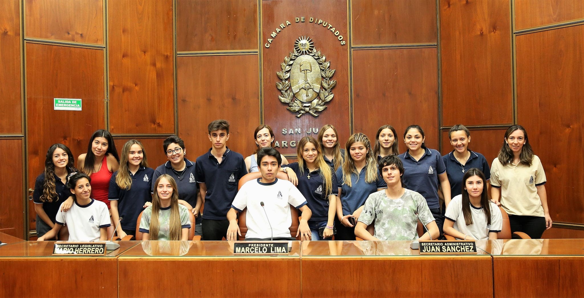 Alumnos y docentes del colegio "Parroquial de Santa Lucia" presente en la Cámara de Diputados.