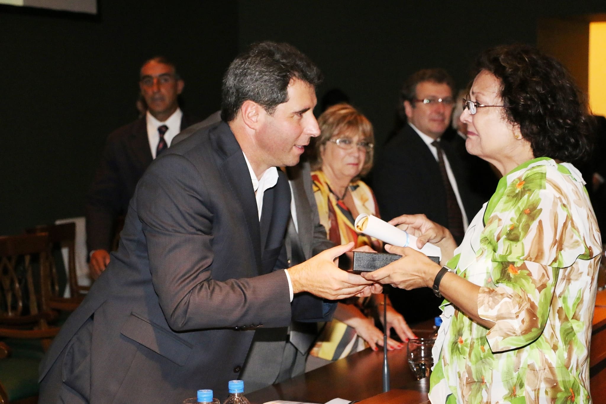 El vicegobernador en la entrega de distinciones a Beatriz Noemí Pereyra por los 40 años de servicio en el Poder Legislativo. 
