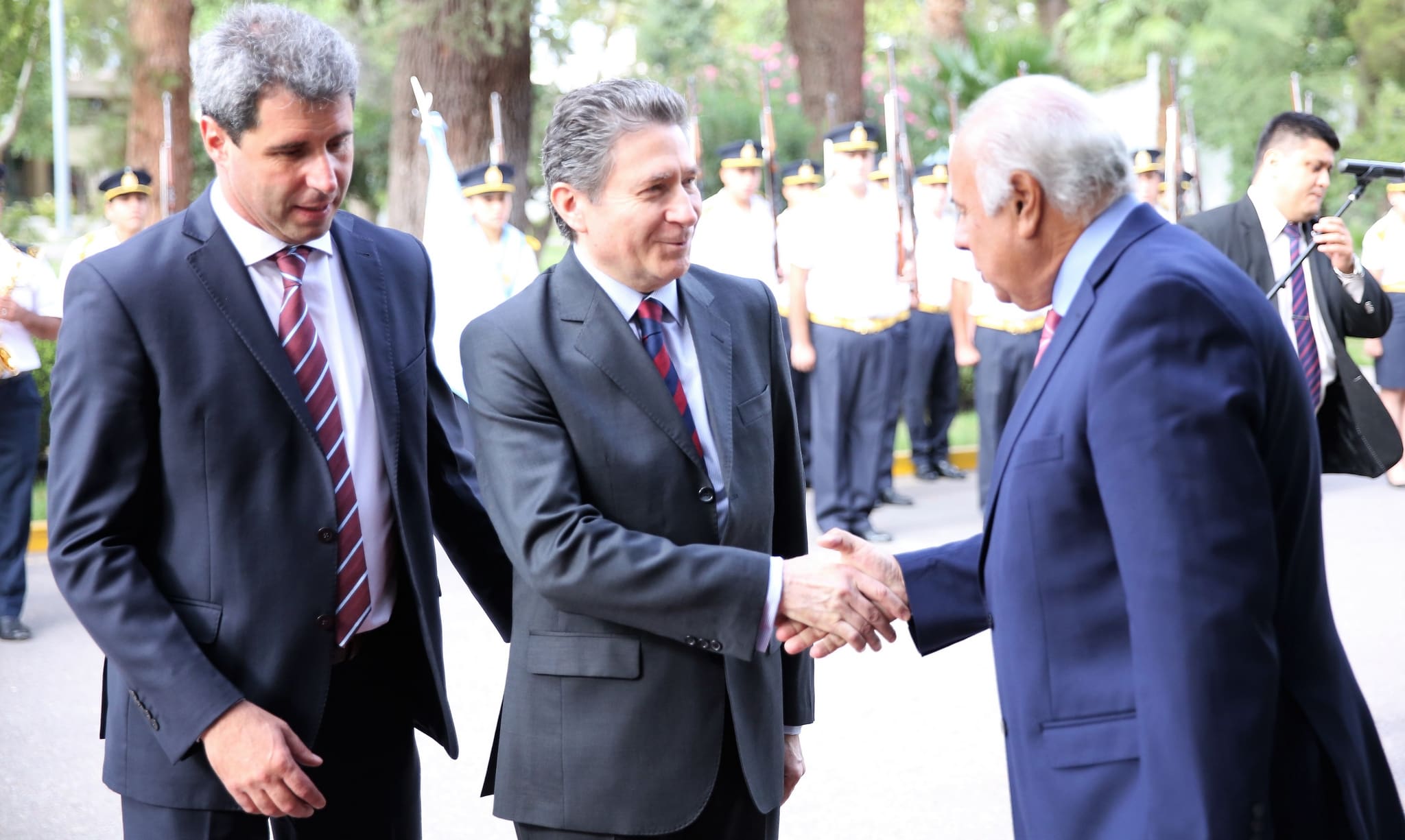 El vicegobernador Marcelo Lima junto al titular del Poder Ejecutivo, Sergio Uñac, en la presentación de saludos protocolares del embajador de Francia en Argentina, Pierre Henri Guignard.