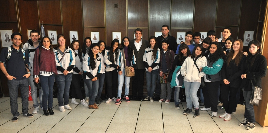El diputado Javier Ruiz recibió al grupo de la escuela Carlos Pellegrini. 