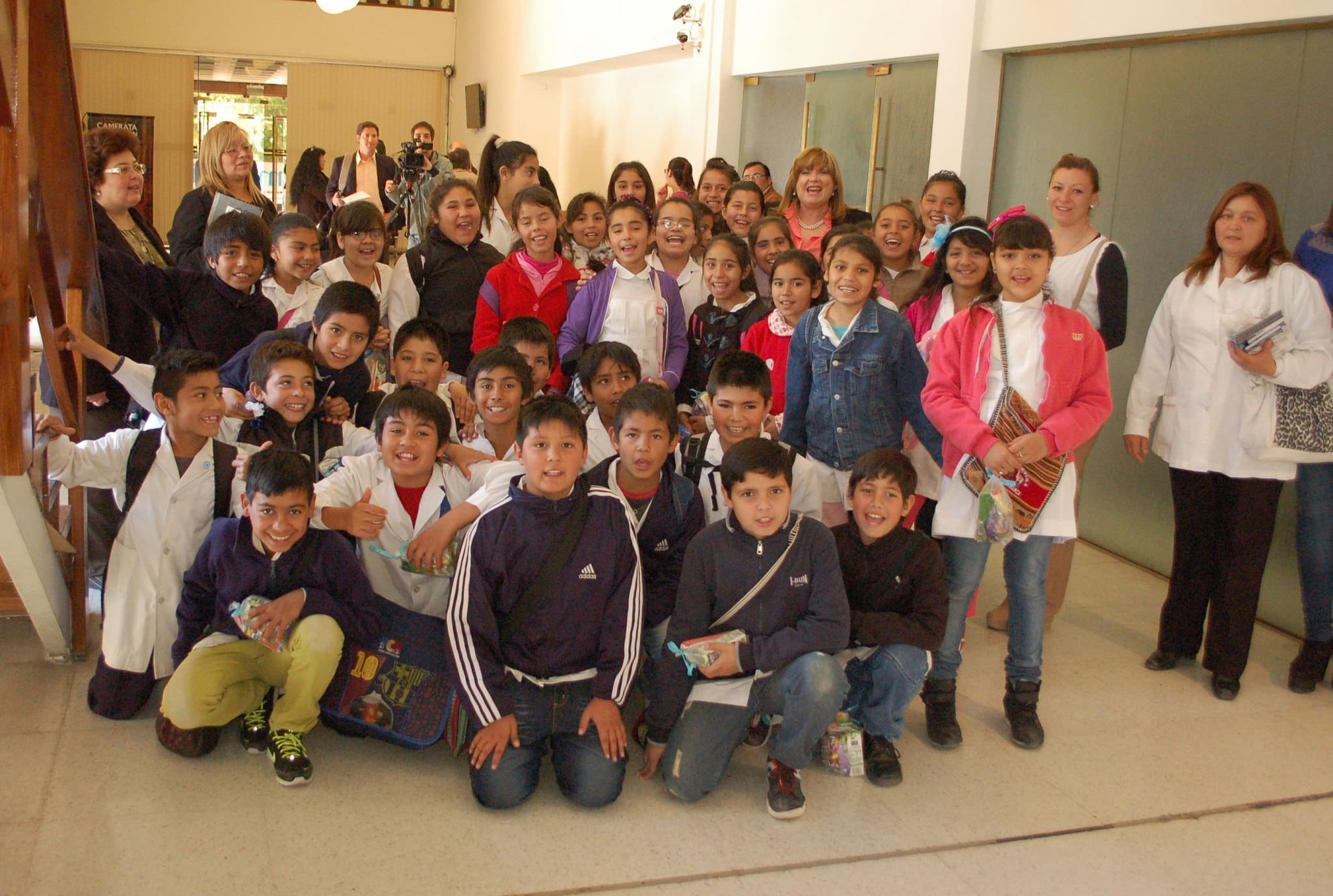Junto a la diputada provincial Cristina López, alumnos y docentes de la escuela Villicum, de Albardón.