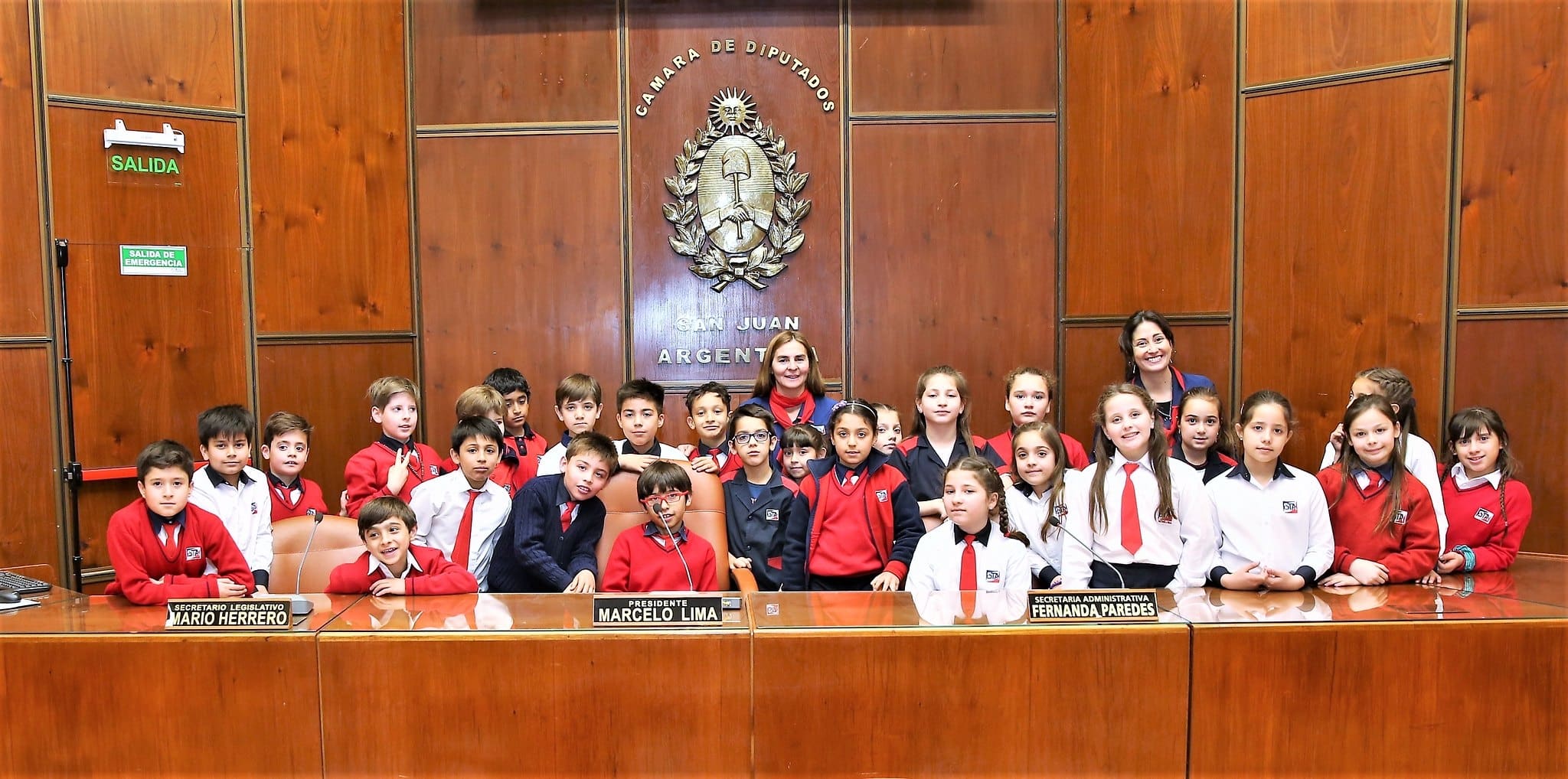 Alumnos y docentes de tercer año del colegio Santo Tomás de Aquino presentes en la Cámara de Diputados. 