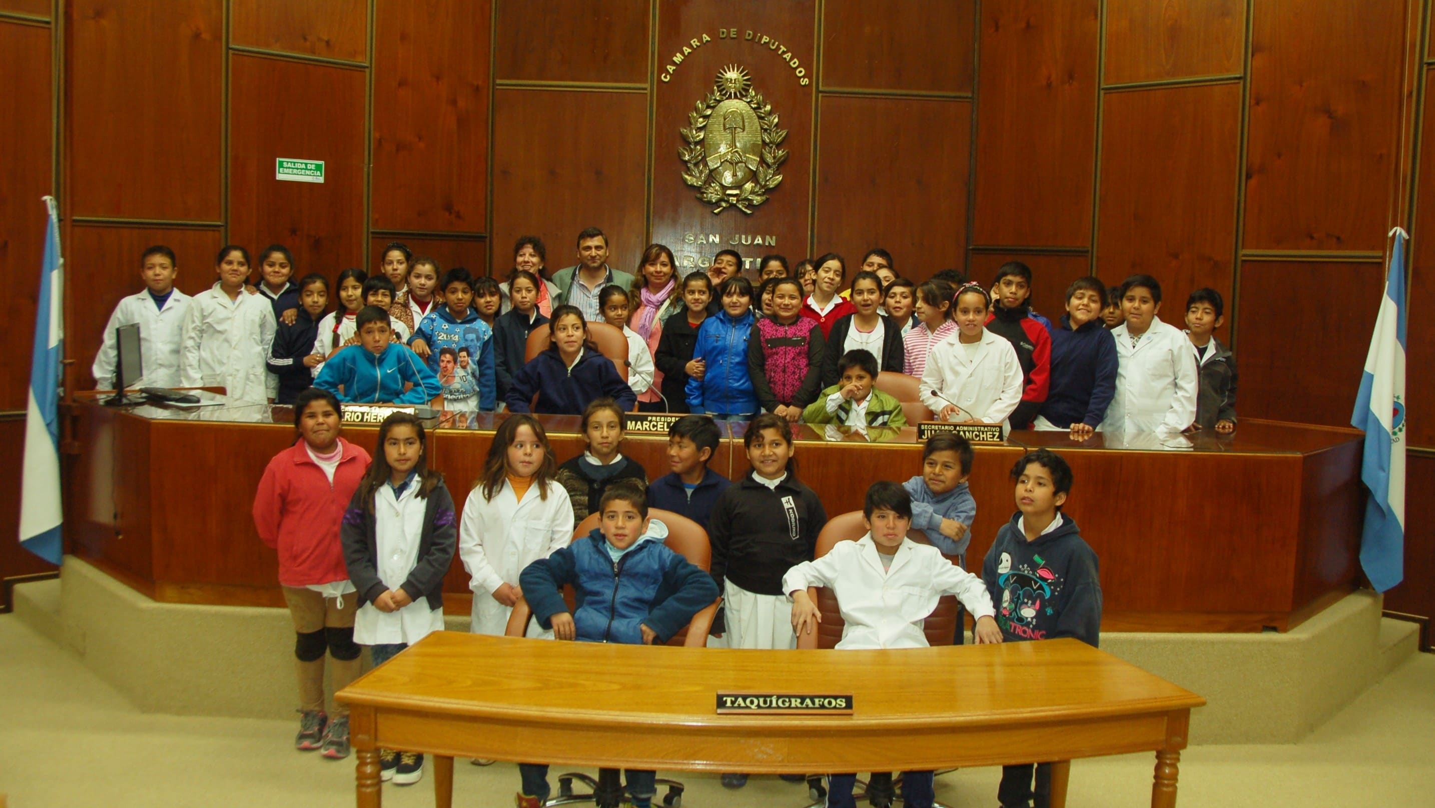 El diputado Andrés Chanampa junto a estudiantes y docentes de la escuela República de Chile en la Cámara de Diputados.