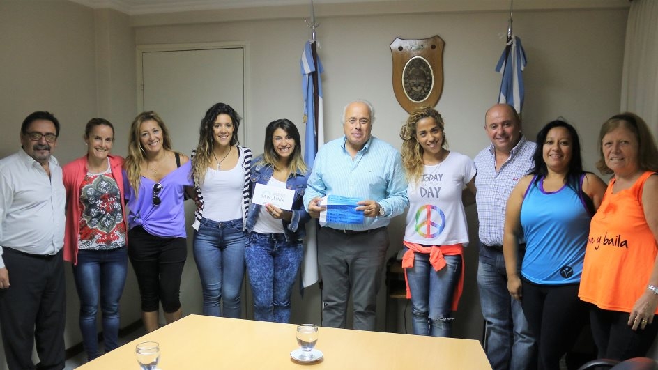 El vicegobernador Marcelo Lima; el diputado Pablo García Nieto; el secretario Legislativo, Mario Herrero y la coordinadora de Relaciones con la Comunidad, Cecilia Godoy Valdivieso con representantes del Gimnasio Equilibrio Vital.