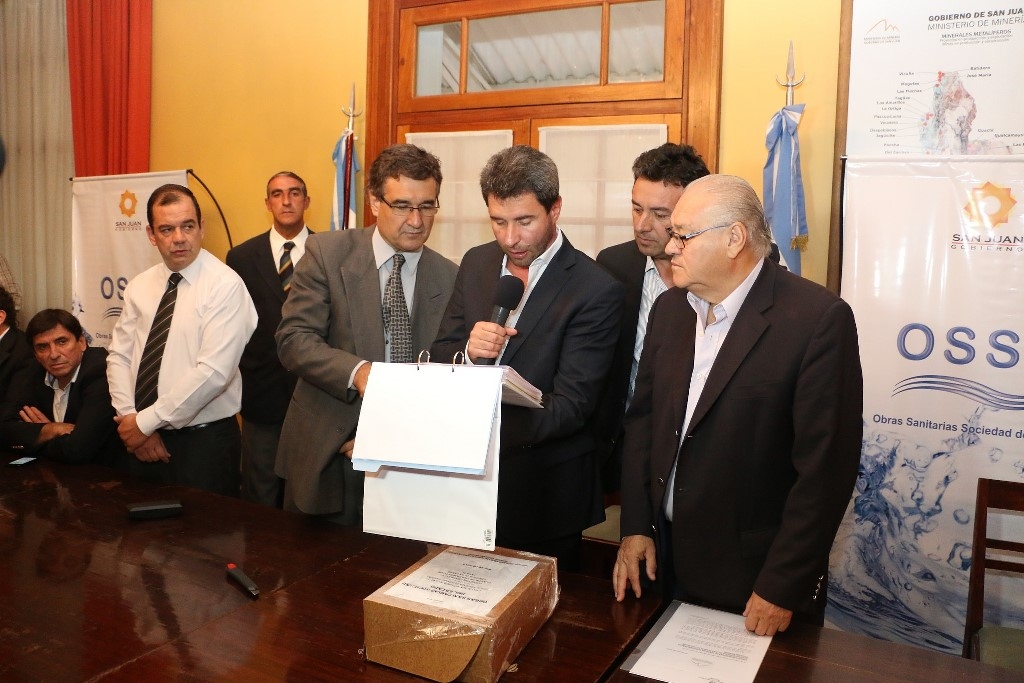 El vicegobernador en ejercicio del Poder Ejecutivo, Sergio Uñac encabezó la apertura de sobres de la licitación Sistema Cloacal Jáchal.