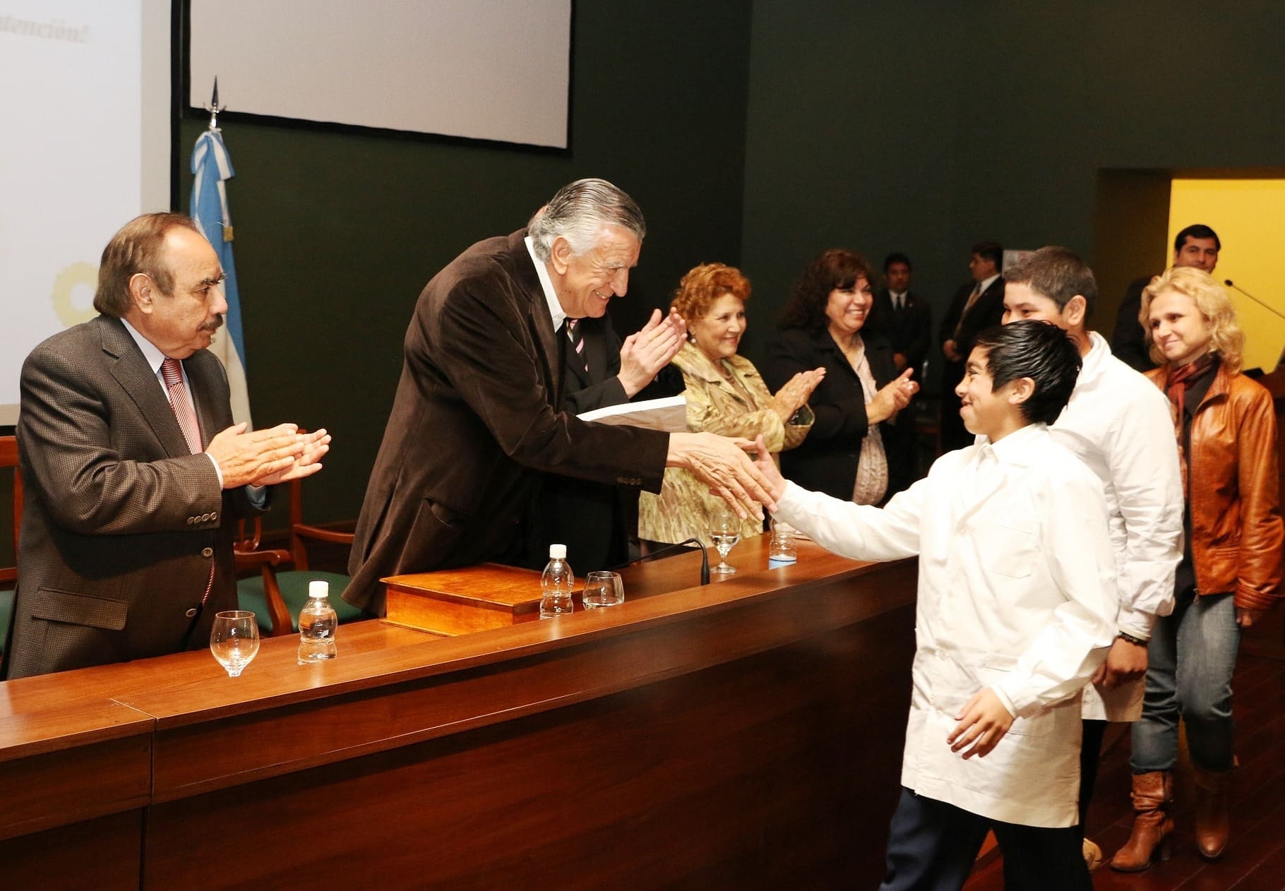 El vicepresidente primero de la Cámara de Diputados, Pedro O. Mallea, junto a las autoridades presentes, hizo entrega de ejemplares del manual a diversos actores de la temática Ambiental.