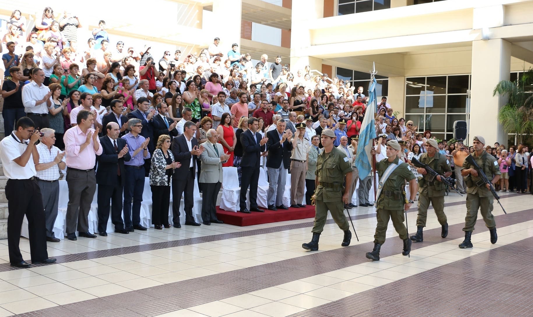 El vicegobernador Sergio Uñac junto al Gobernador José Luis Gioja en la ceremonia de relevo de la Guardía de Honor de la Bandera Ciudadana. 