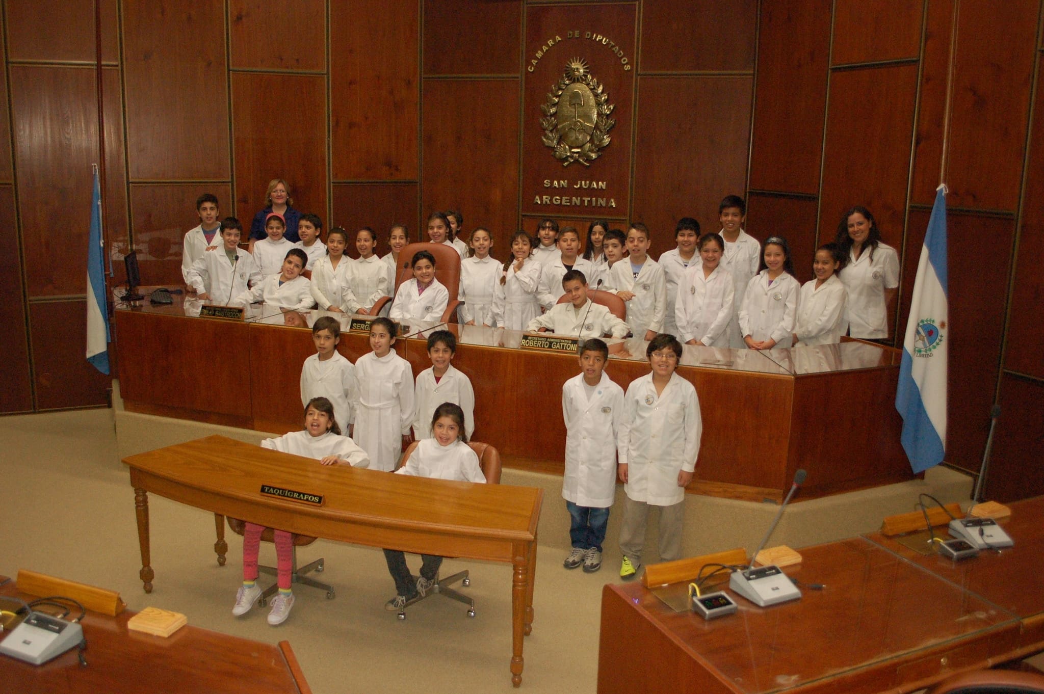 Una delegación de alumnos de la Escuela "Ángel D. Rojas" visitó la Legislatura Provincial.