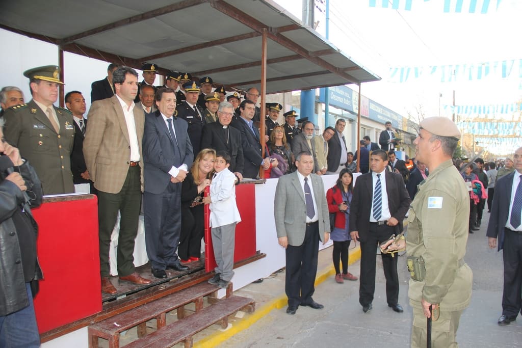 El Dr. Sergio Uñac estuvo presente en el desfile cívico militar realizado en Albardón