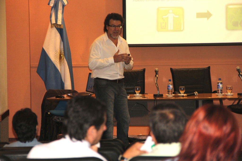 El asesor Guillermo Vazquez explicó cada uno de los puntos al personal legislativo.