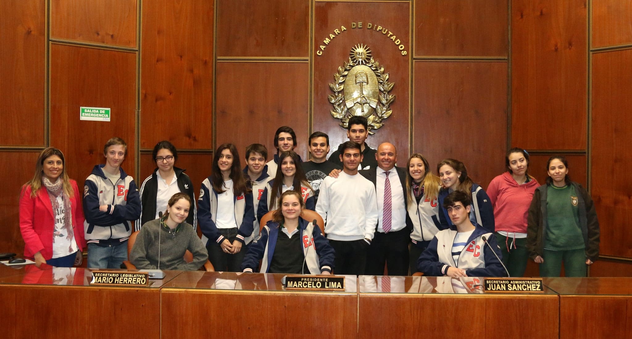 El diputado Pablo García Nieto junto a estudiantes y docentes de la escuela "Comercio General San Martín". 