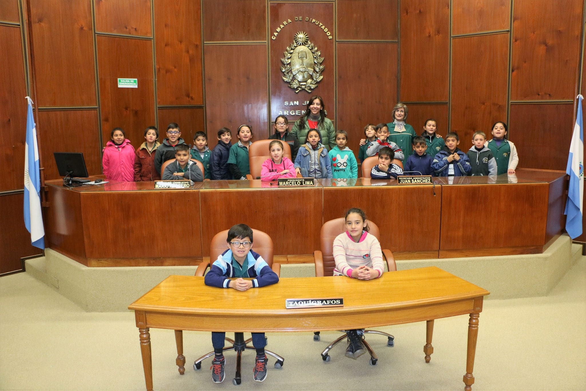Alumnos y docentes de la escuela "Héctor Conte Grand" en la Cámara de Diputados. 
