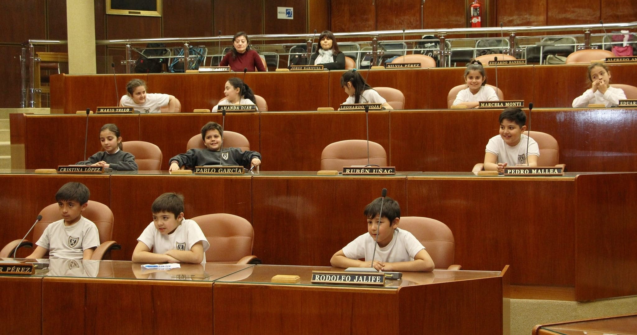 Alumnos y docentes del colegio "Dr. Bernardo Alberto Houssay" en la Cámara de Diputados. 
