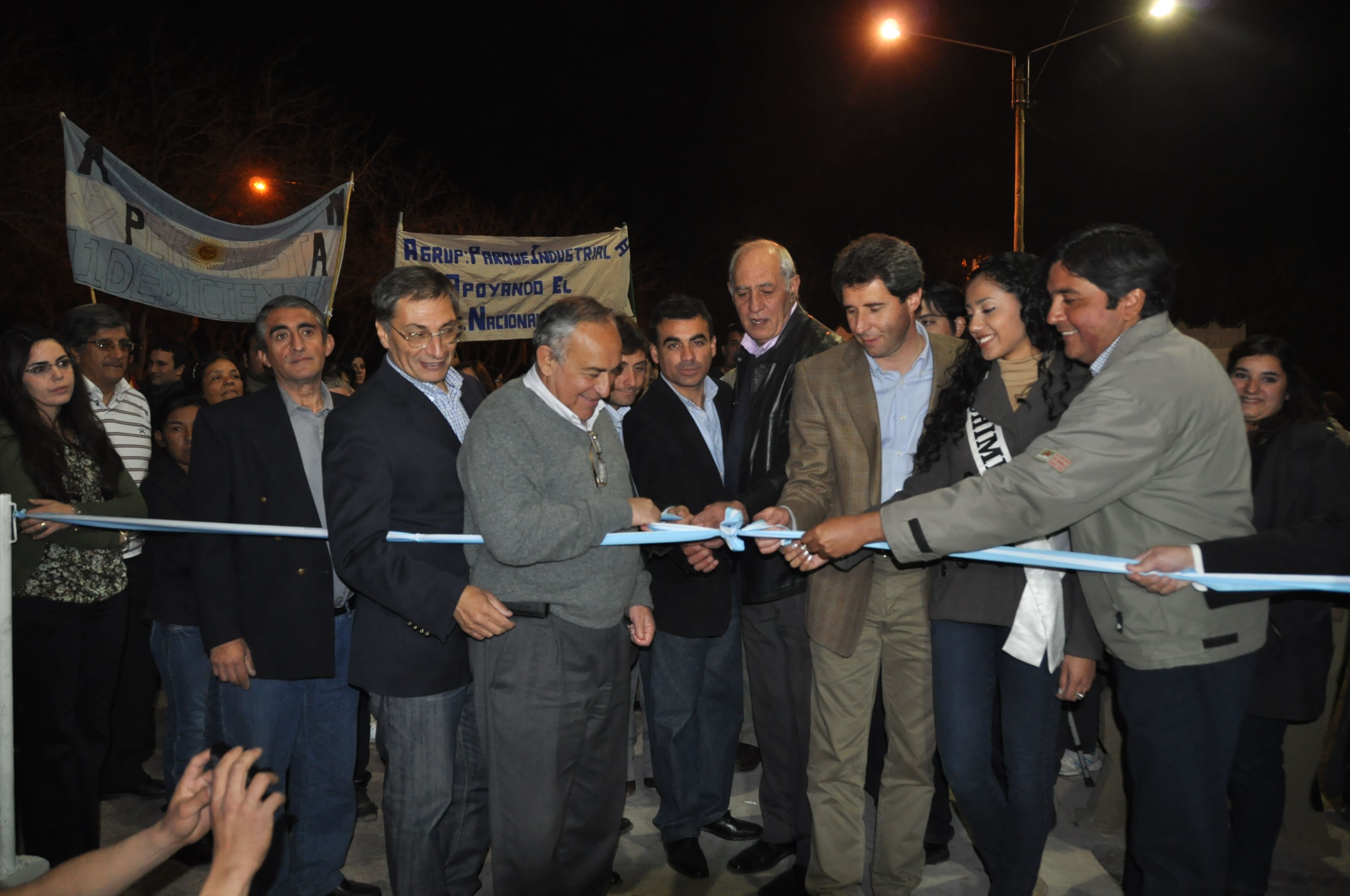 El vicegobernador Sergio Uñac realizando el corte de cintas para inaugurar la plaza “José Ángel Licciardi”, entre otras obras públicas.