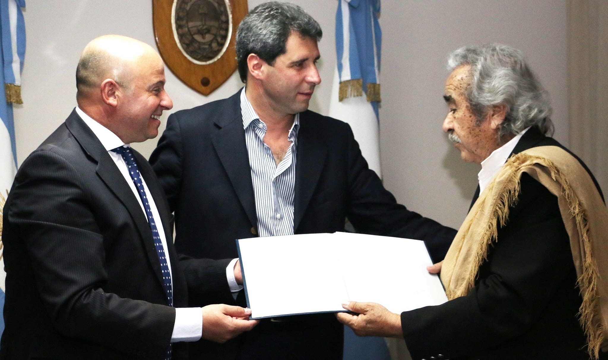 El vicegobernador Sergio Uñac y el diputado Pablo García Nieto hacen entrega de una resolución de la Legislatura provincial, al creador de "Alero Huarpe", Jorge Darío Bence. 