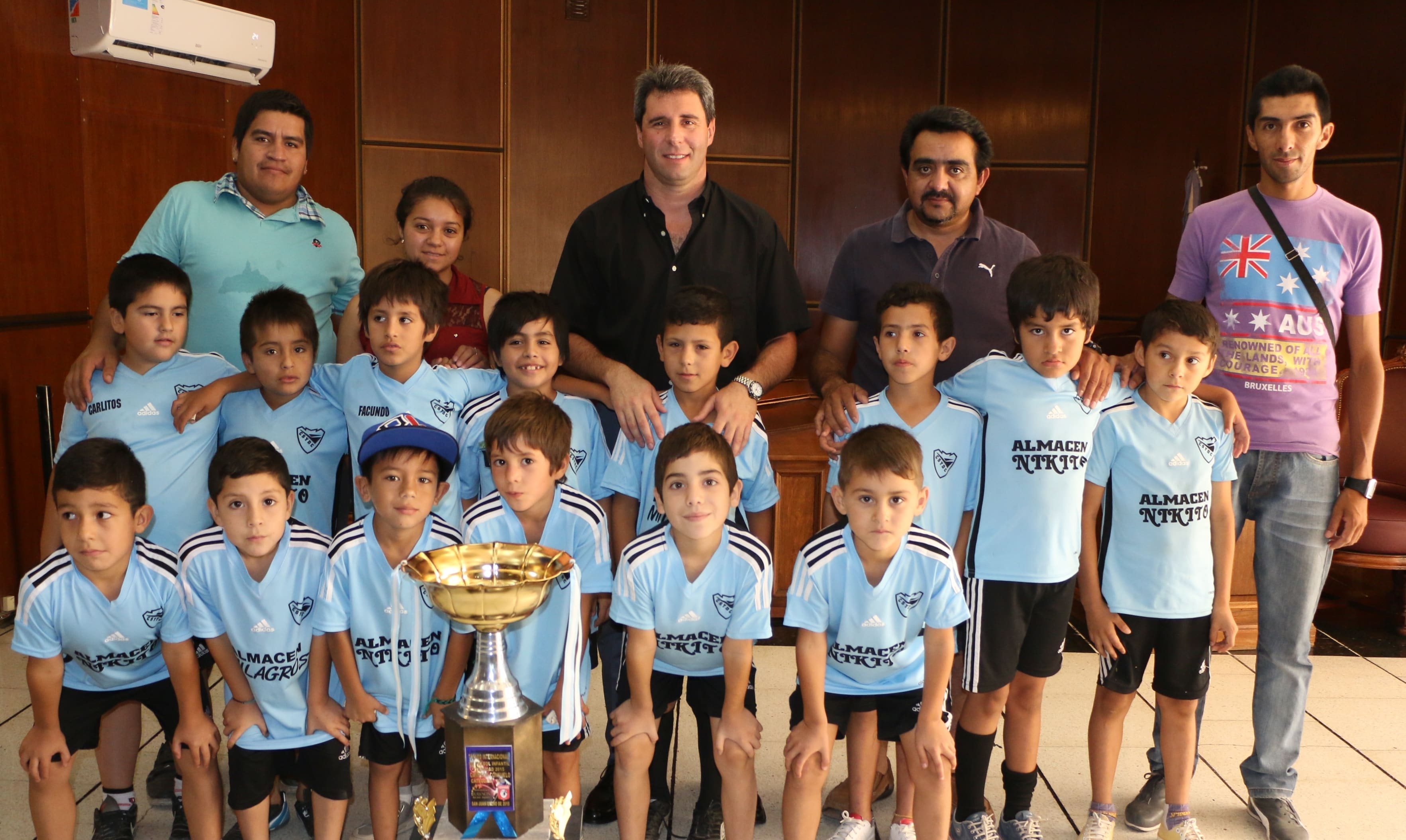 El Dr. Sergio Uñac junto a jugadores y representantes del Club Social y Deportivo Carpintería.