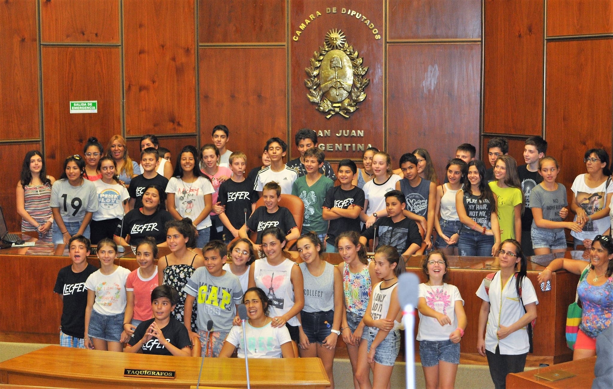 Alumnos y docentes de UZZI College de la provincia de Salta presentes en la Cámara de Diputados de San Juan.
