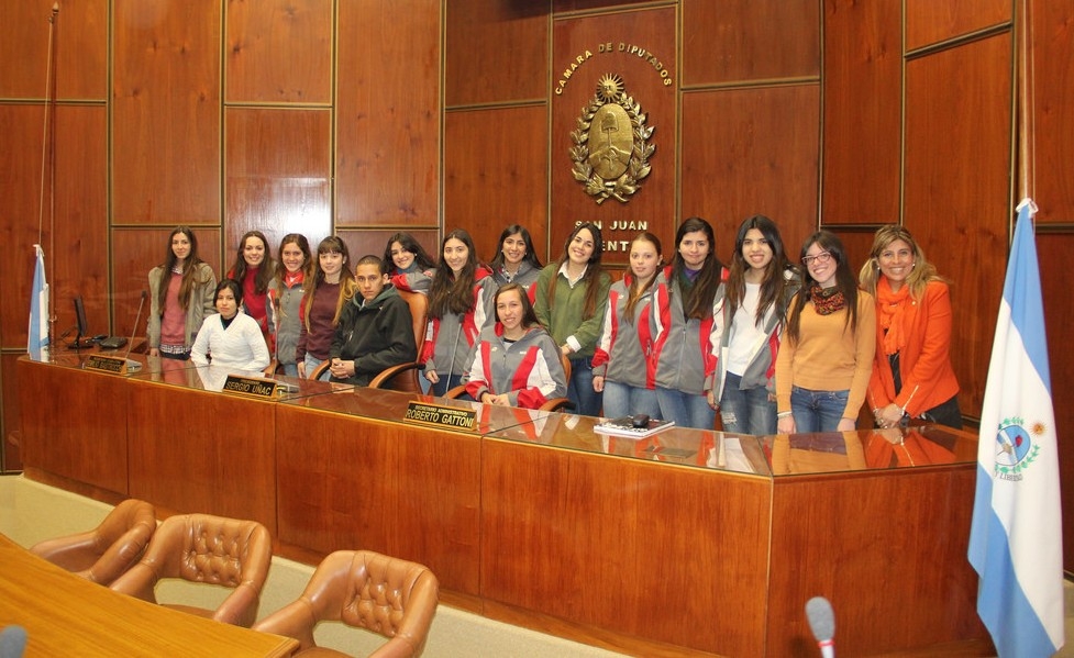 La escuela de Comercio "Libertador General San Martín" presente en la Legislatura provincial. 