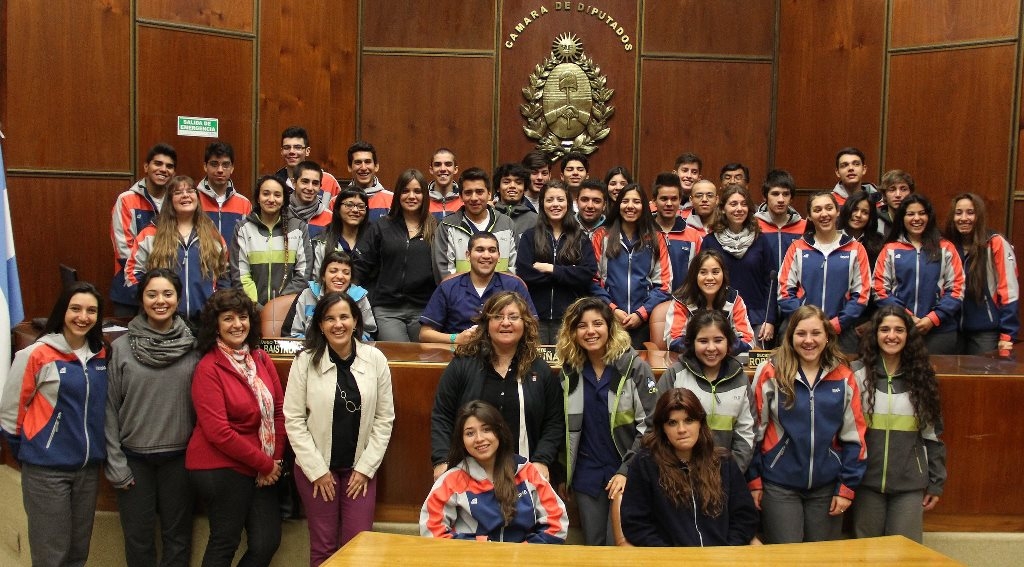 Alumnos y docentes del colegio Pérez Hernández presentes en la Casa de las Leyes. 