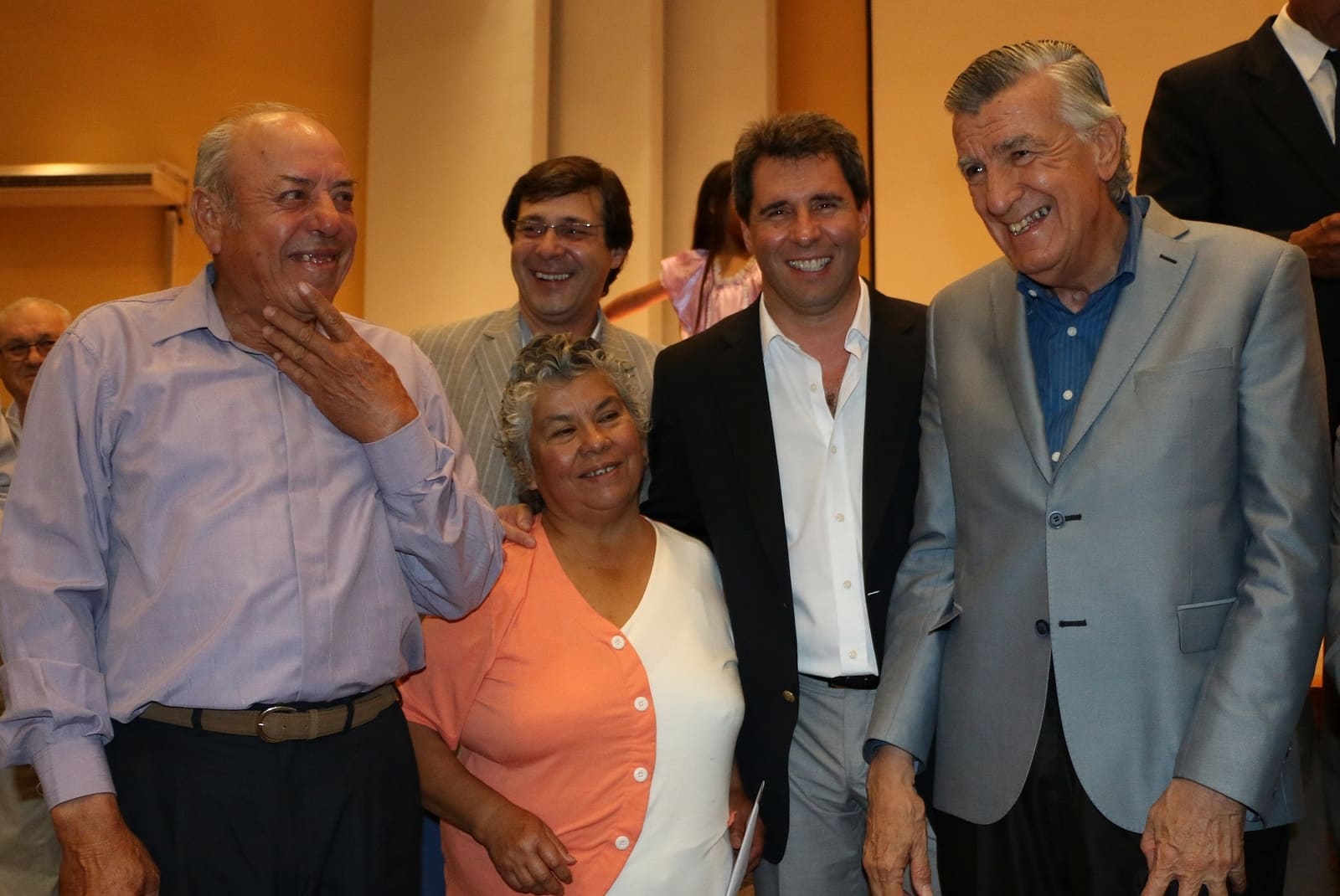 El vicegobernador Sergio Uñac junto al gobernador José Luis Gioja en la entrega de nuevos beneficios jubilatorios. 