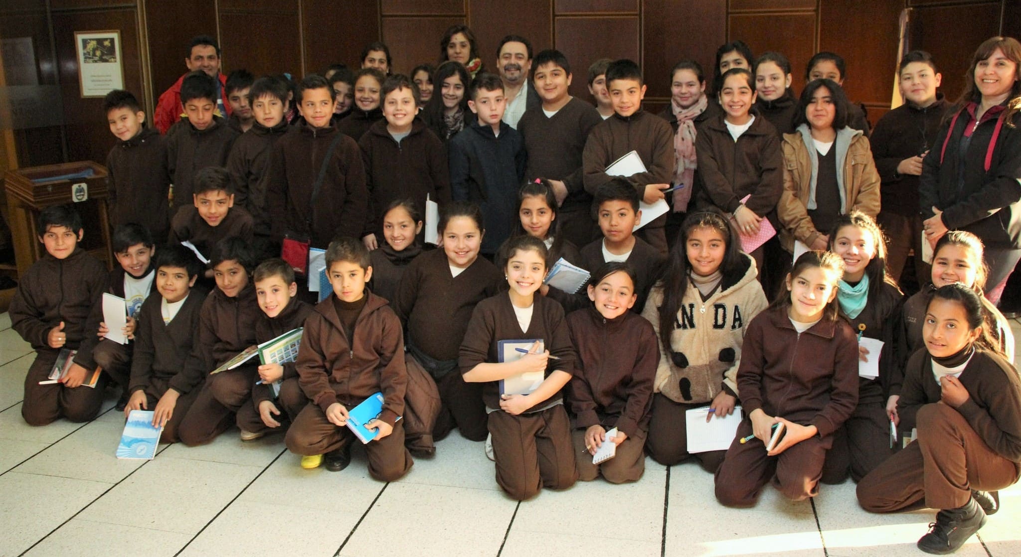 El secretario Legislativo de la Cámara de Diputados, Mario Herrero. junto a estudiantes y docentes del colegio "San Antonio de Padua". 