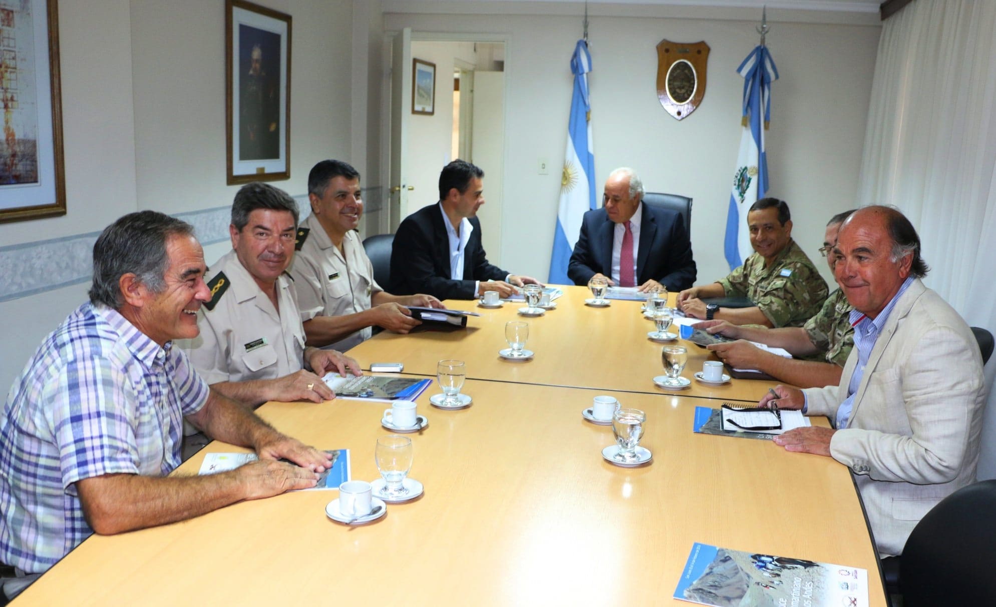 El vicegobernador de San Juan, Dr. Marcelo Lima reunido con autoridades de Gendarmería Nacional y el secretario General de la Gobernación, Juan Flores. 