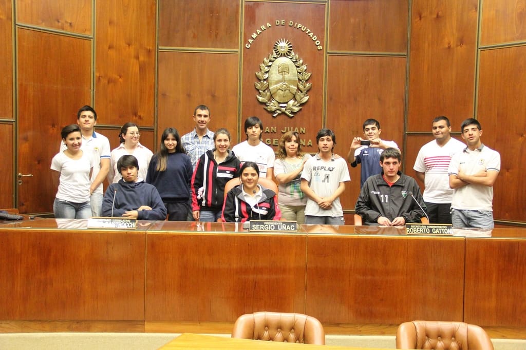 El colegio Provincial Concepción presente en el recinto de sesiones de la Cámara de Diputados de la provincia. 