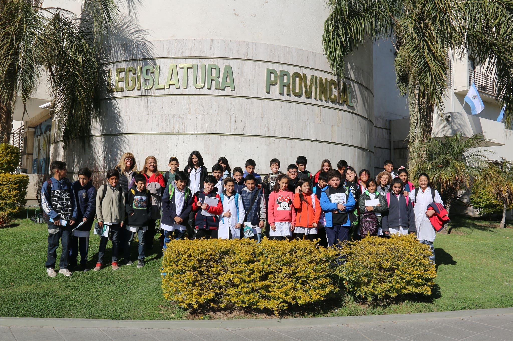 Alumnos de sexto grado de la escuela "Provincia Santiago del Estero" en la Cámara de Diputados. 
