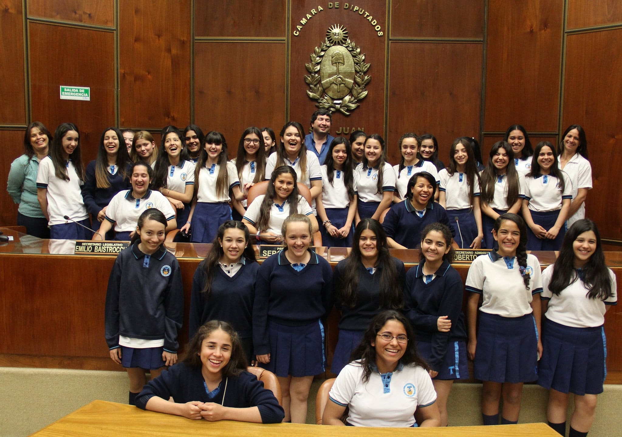 Integrantes del colegio "El Tránsito de Nuestra Señora", presentes en la Legislatura provincial.
