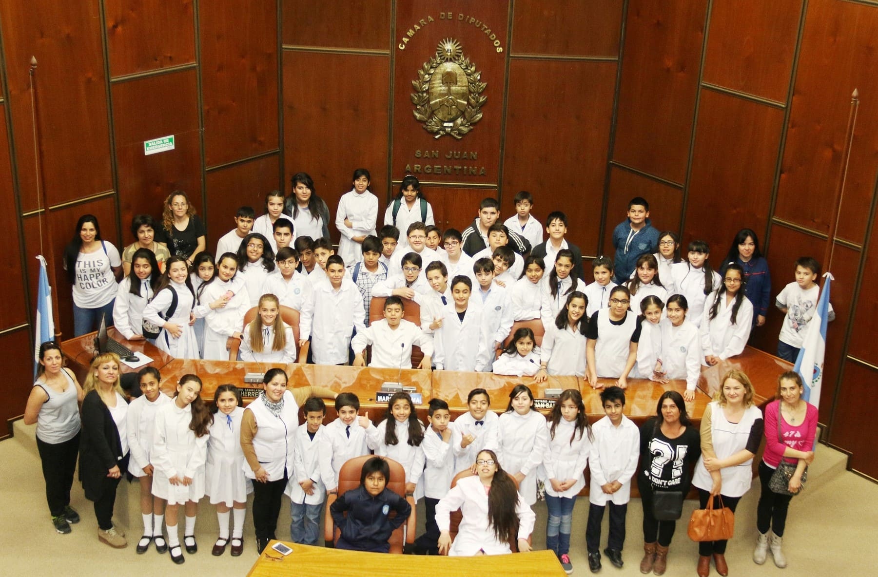 Alumnos y docentes de la escuela Antonio Torres en la Legislatura provincial.