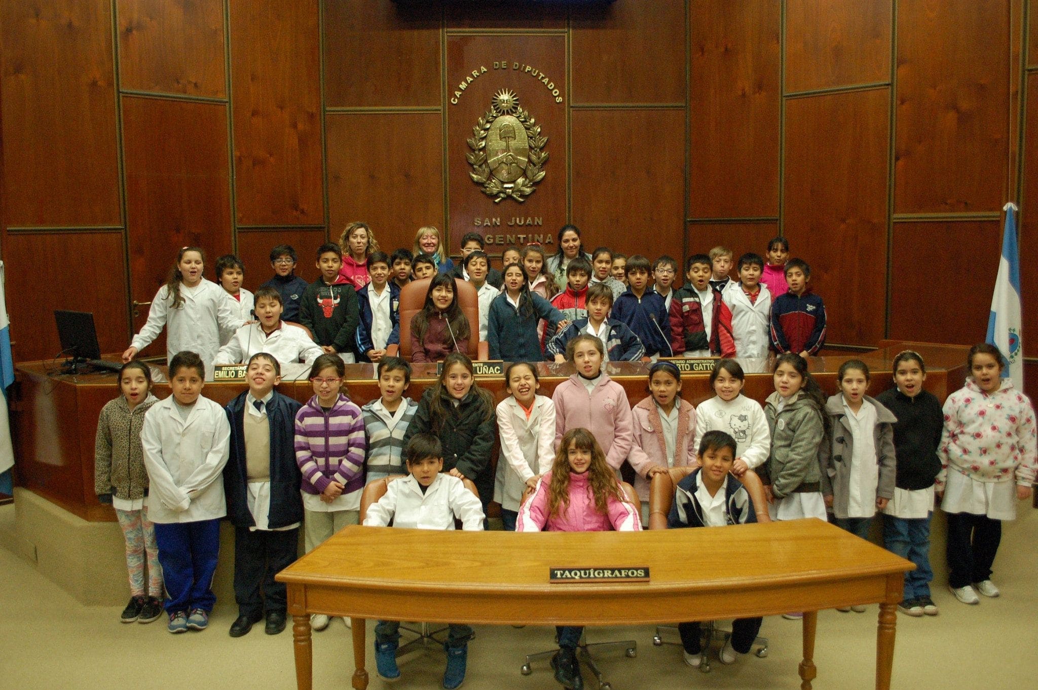 La diputada Irene Romera junto a docentes y alumnos de la escuela "Manuel Lainez" en la Legislatura.  