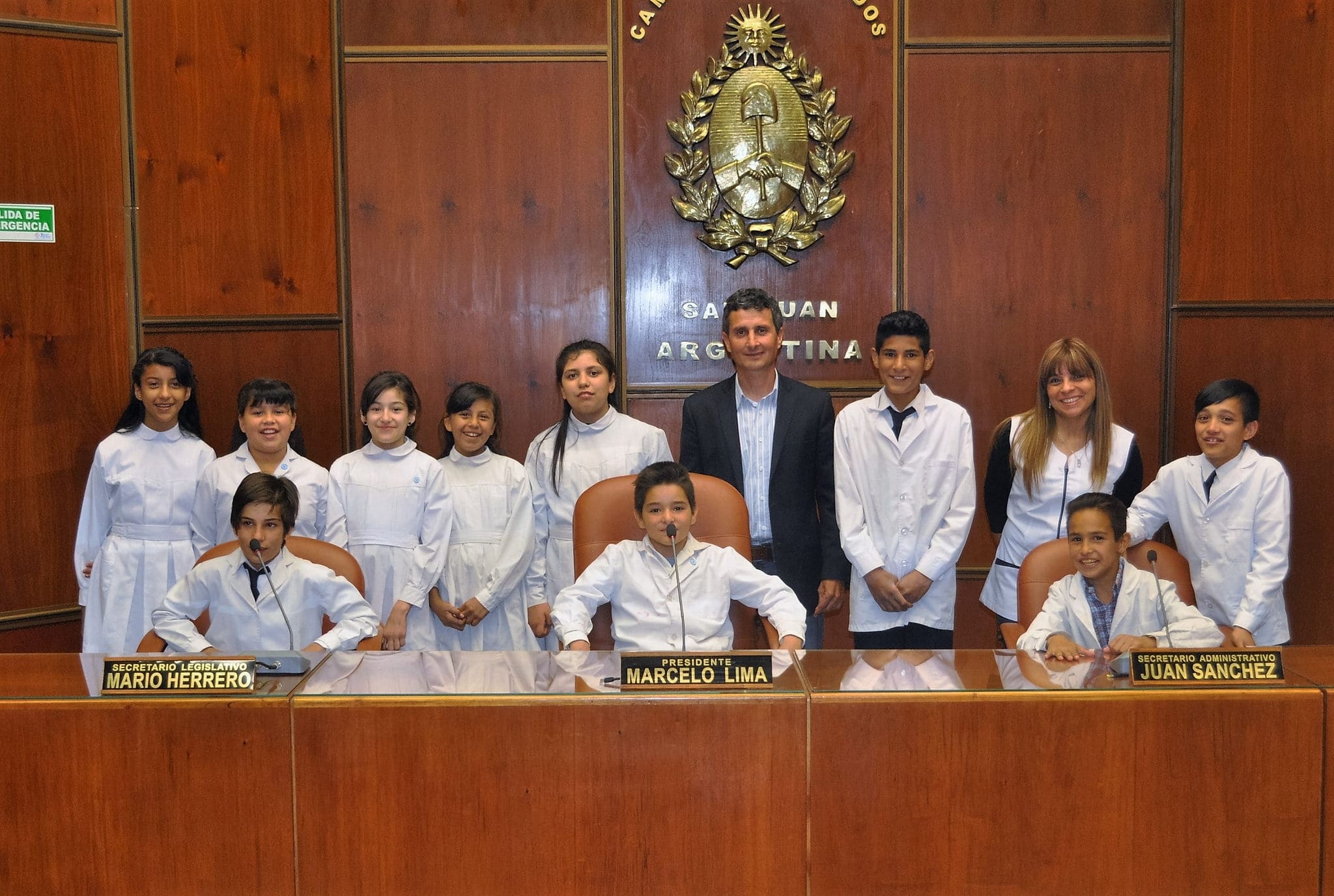 El diputado Carlos Platero junto a estudiantes y docentes de la escuela "Florentino Ameghino" en la Cámara de Diputados. 
