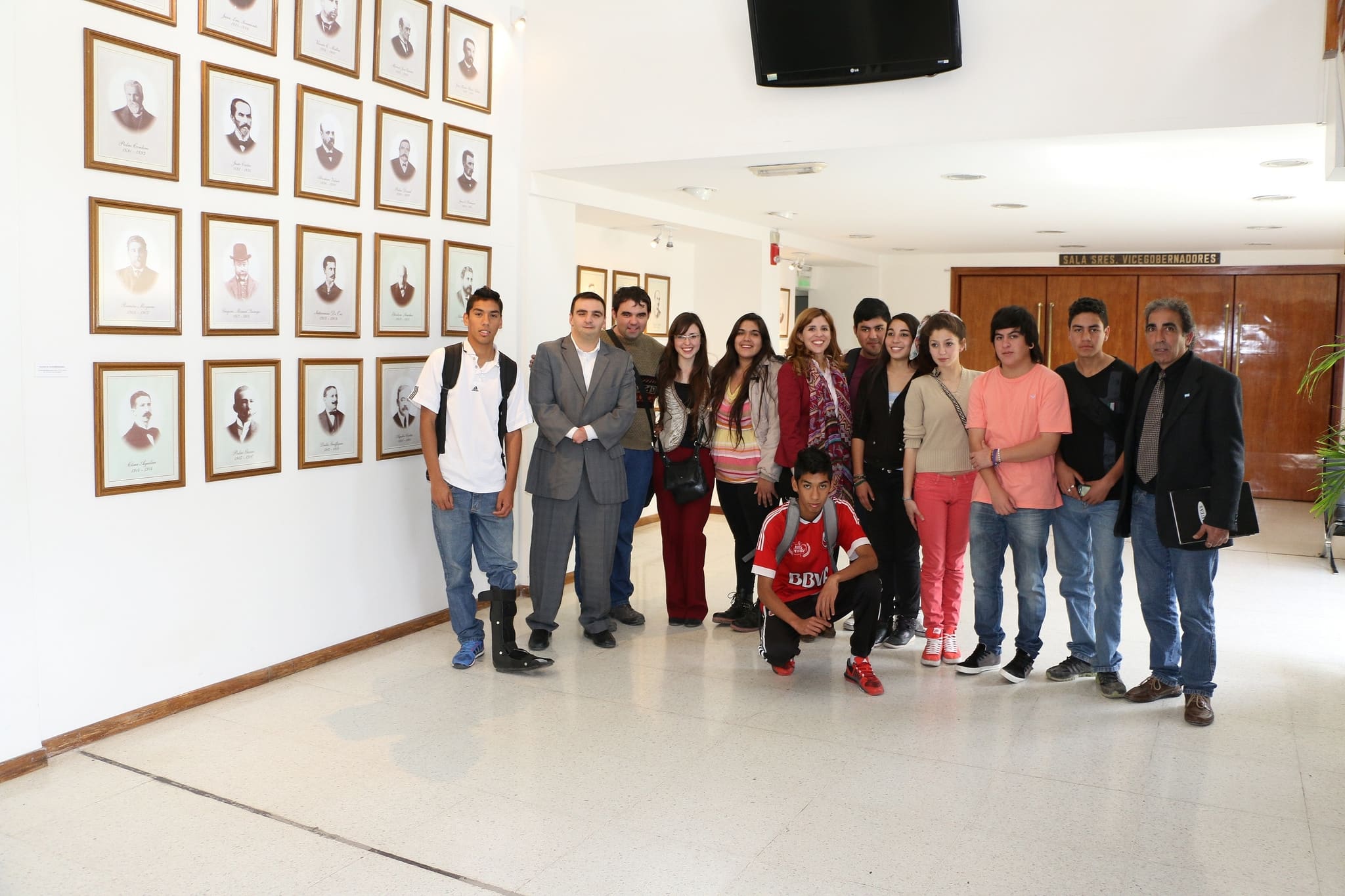 Los diputados Gastón Díaz y Carla Muñoz junto a los jóvenes del CAJ Chimbas Uno en la Legislatura provincial. 
