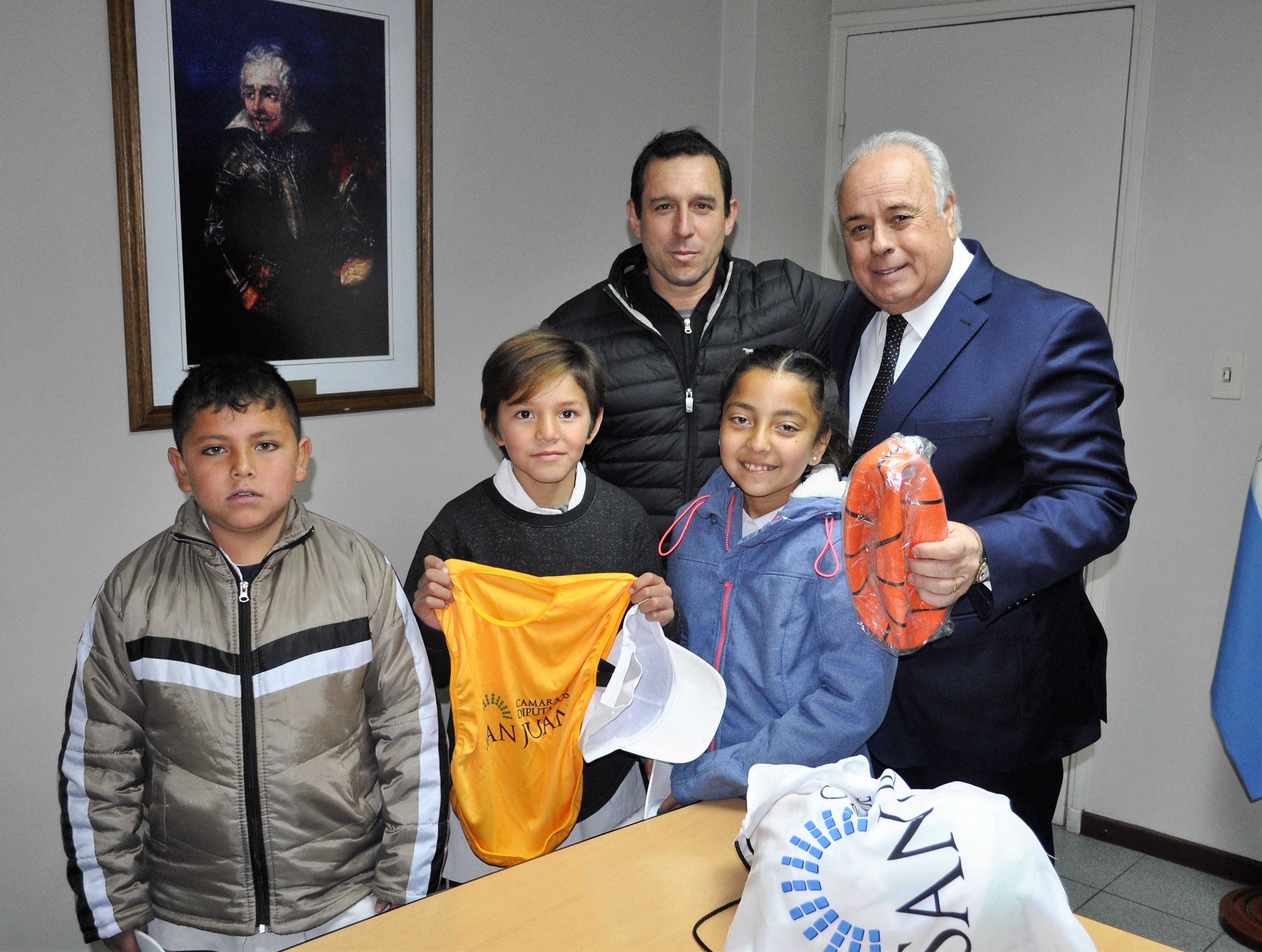 El vicegobernador Marcelo Lima entrega la donación de pelotas y camisetas a los alumnos de la Escuela Gregorio de Las Heras, de Las Tierritas, departamento Albardón.