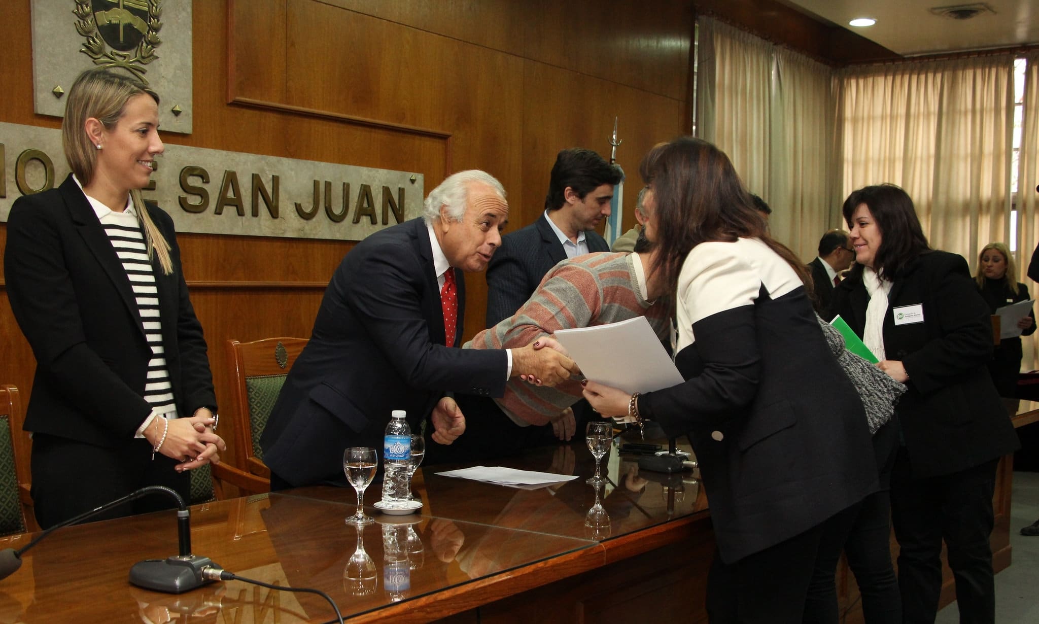 El vicegobernador Marcelo Lima en la entrega de decretos de Personería Jurídica a distintas entidades de la provincia de San Juan. 