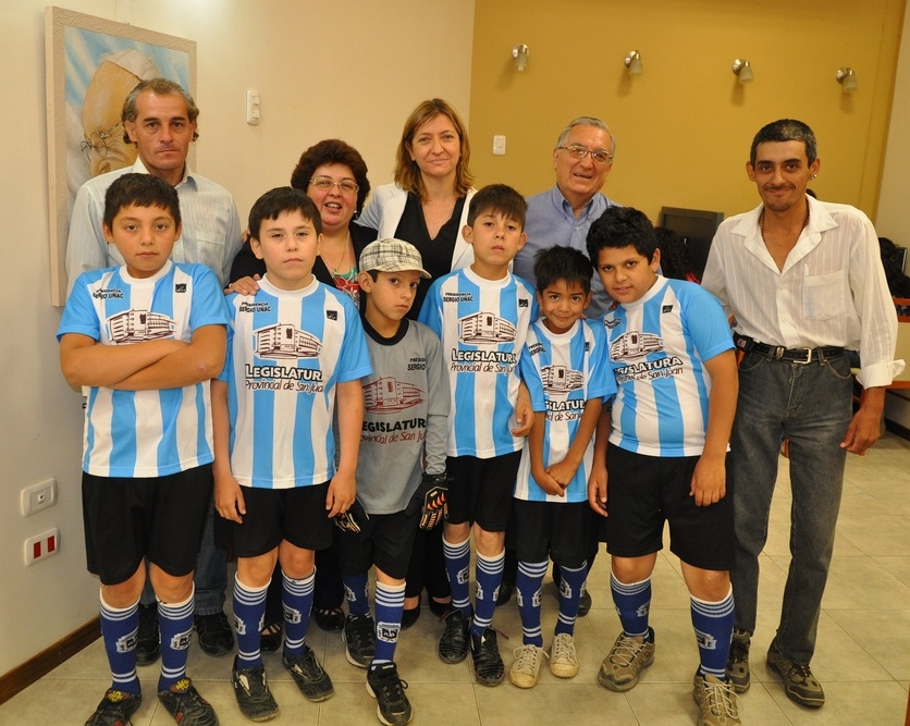 La diputada Mariela Ginestar junto a los integrantes de la escuela de Fútbol de Racing. 
