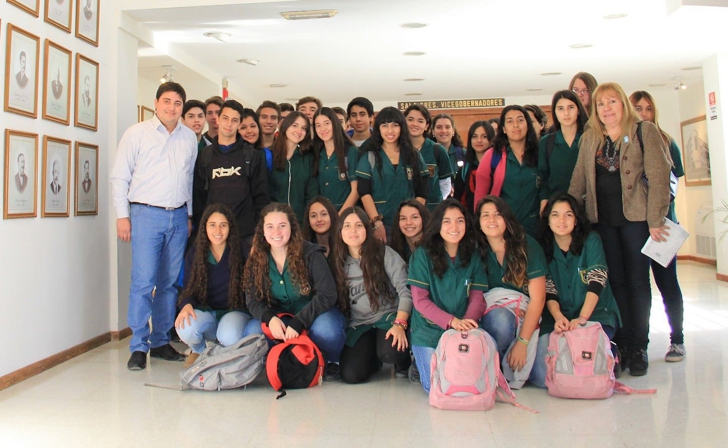 Junto con el legislador provincial Cristian Morales, alumnos y docentes de una escuela capitalina.