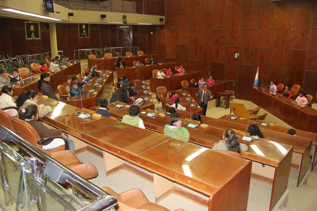 Los alumnos de Rivadavia se sentaron en las bancas de los diputados en el Recinto de Sesiones de la Legislatura.