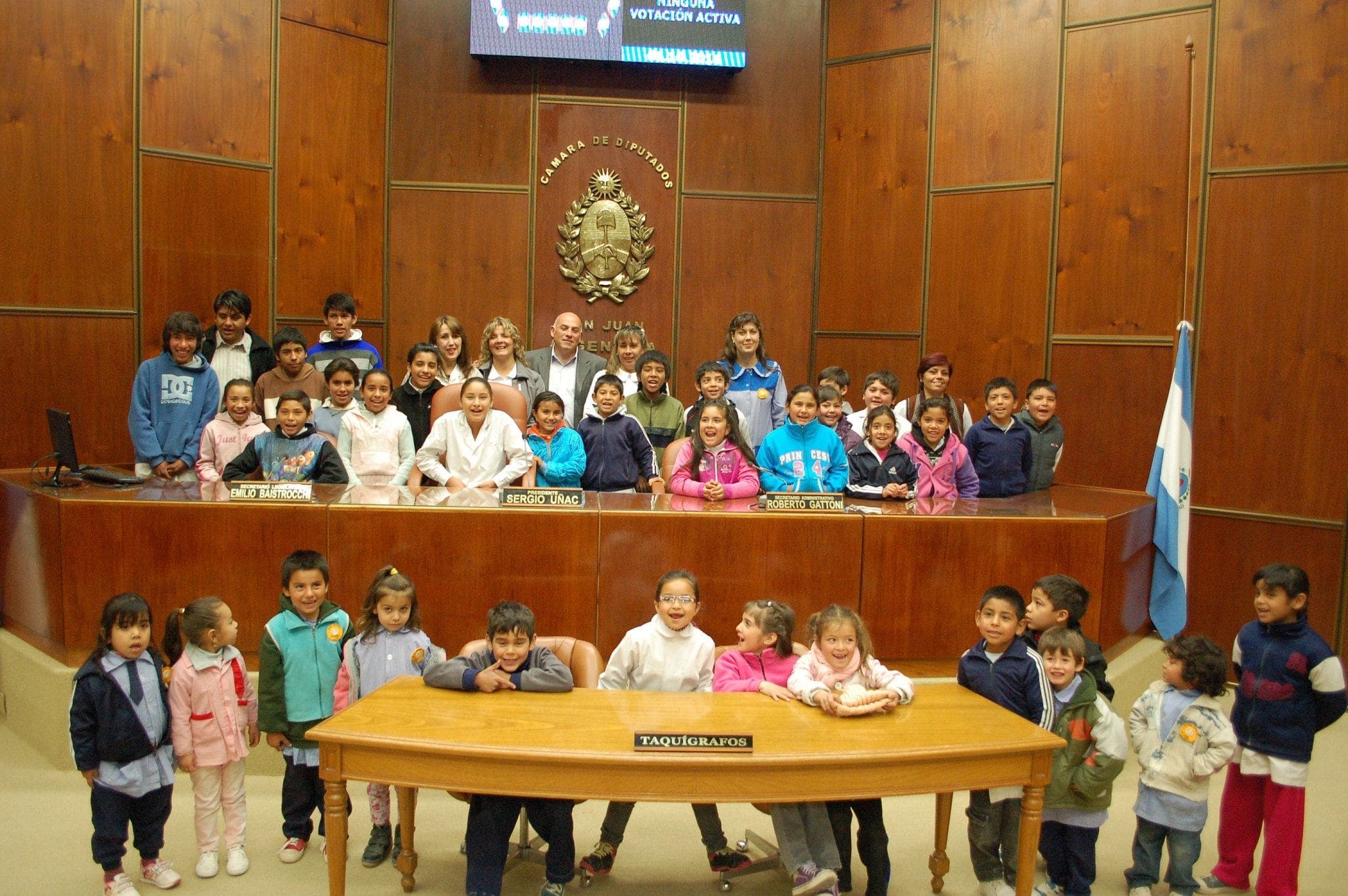 Alumnos de la Escuela Juan Huarpe, de Angaco visitaron la Legislatura provincial.