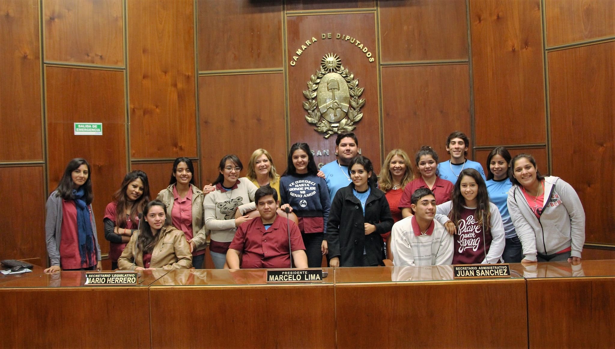 La diputada Cristina López junto a estudiantes de la escuela “Toribio de Luzuriaga” en el recinto de sesiones.  